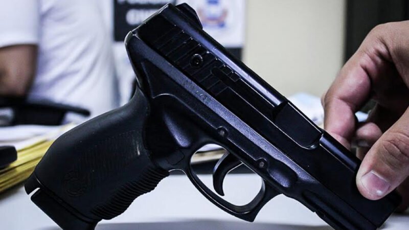 Assaltante usa simulacro de arma, mas vítima reage e o imobiliza