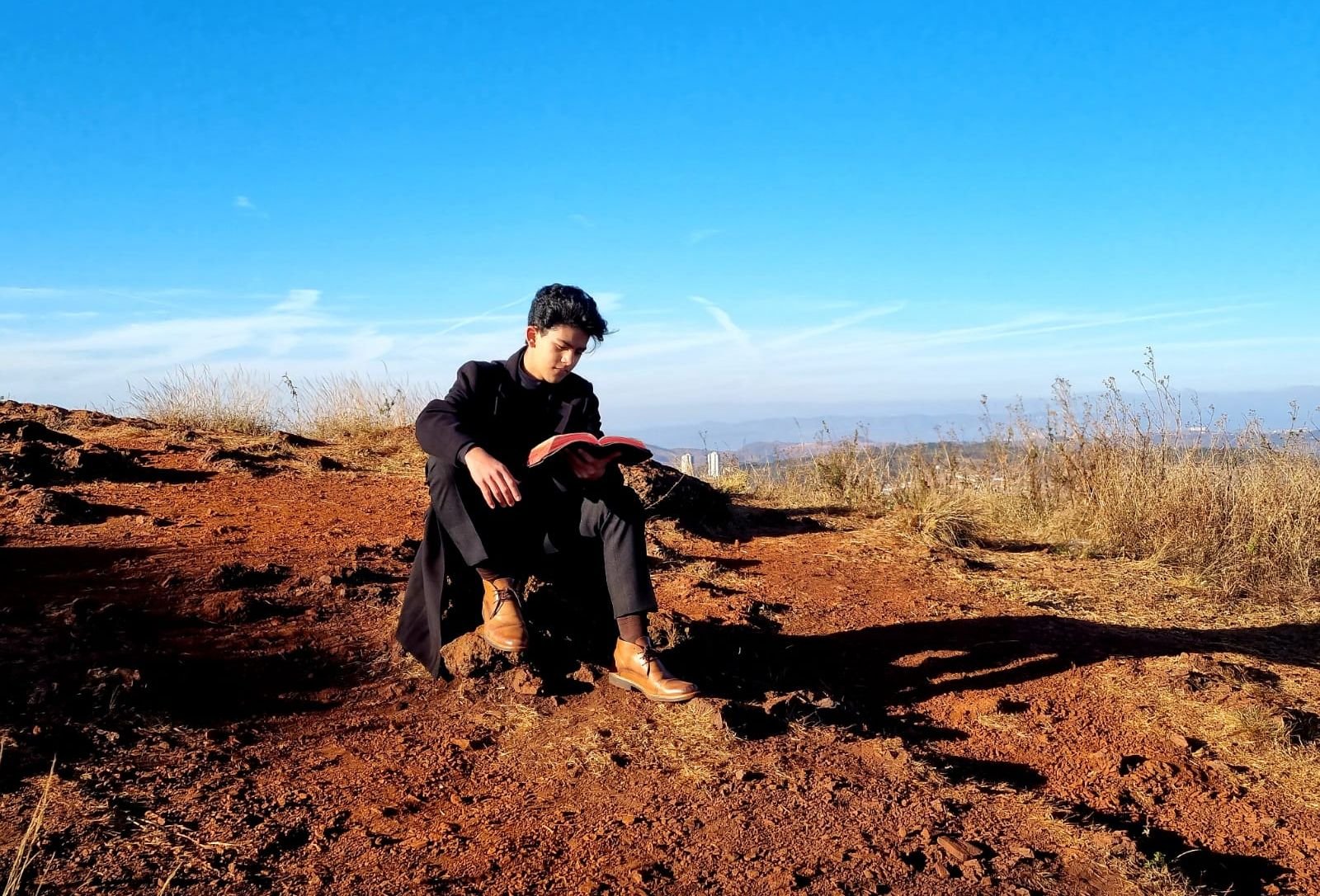 Monte Castelo, de Renato Russo, ganha releitura por jovem tenor Bruno Bioza, aprovada pela Legião Urbana Produções