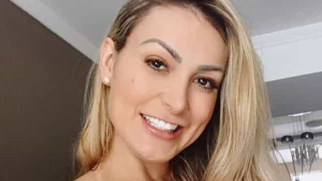 Andressa Urach diz que sofreu por ter que voltar a fazer fotos de biquíni