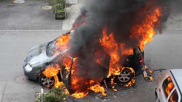 Cinco veículos pegam fogo no centro de SP e fumaça atinge moradores de prédio