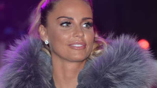 Modelo Katie Price é presa e hospitalizada após acidente de carro