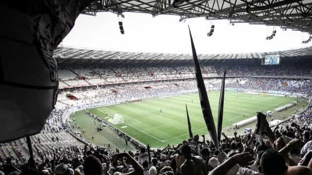 Jogo no México é suspenso por causa de cantos homofóbicos de torcida