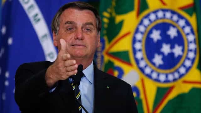 Bolsonaro sanciona Lei do Mandante, que altera regras de transmissão de jogos