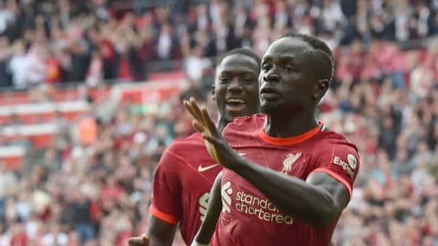 Mané faz 100° gol pelo Liverpool em vitória que deu a liderança do Inglês