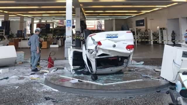 Carro cai do terceiro andar e atinge mulheres na recepção de concessionária