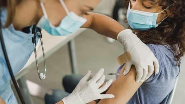 Brasil tem 43,86% da população com esquema vacinal completo contra a covid-19