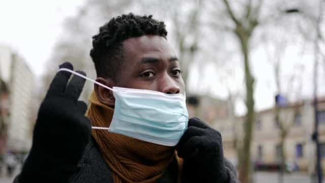 Pandemia aumenta mortes por demência em negros, enquanto taxa cai entre brancos