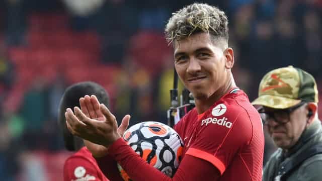 Com três de Firmino e golaço de Salah, Liverpool goleia Watford e segue invicto