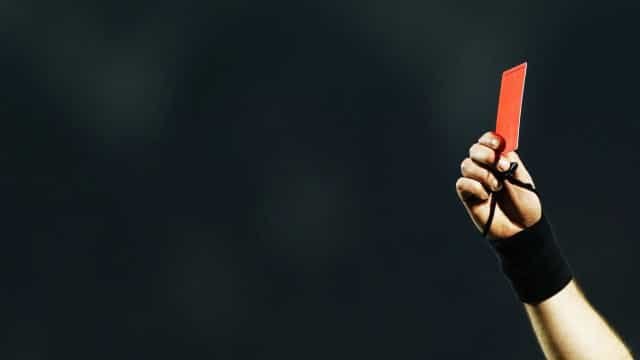 Árbitros são suspensos após VAR não expulsar Otamendi por cotovelada em Raphinha