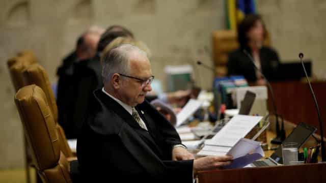 Barroso e Fachin votam por suspender portaria que impede demissão de não vacinado