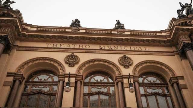 Municipal do Rio reabre com cheiro de rato morto, palco perigoso e sem cortina