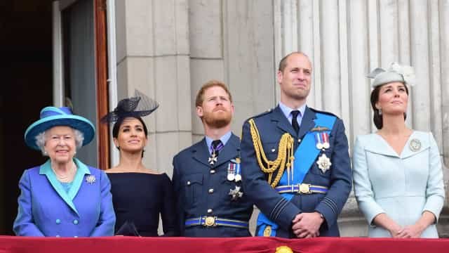 Família real foge de confusão criada por Harry e Meghan Markle
