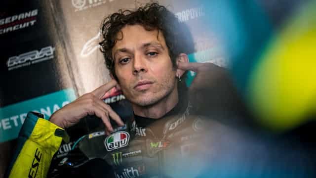 Lenda Valentino Rossi se despede da MotoGP em dia de vitória italiana na Espanha