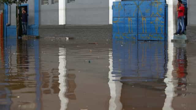 Desabrigados pela chuva na Bahia são levados para abrigos e escolas