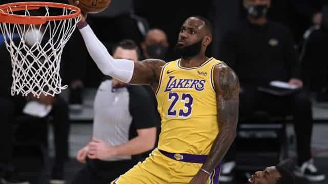 LeBron James se destaca, mas Lakers caem diante dos Suns na NBA