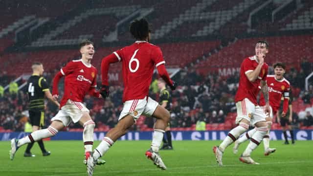 Surto de covid-19 faz Premier League adiar jogo do Manchester United pelo Inglês