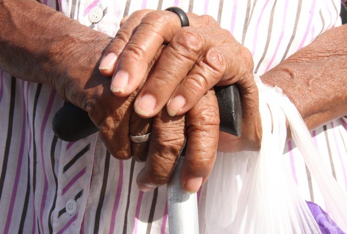 Filho tenta bater na mãe com vara, agride o pai idoso e acaba preso