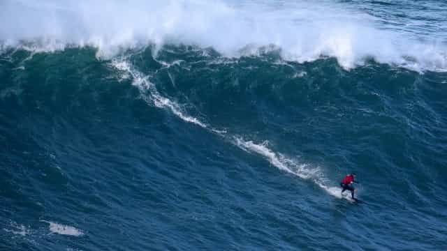 Maya Gabeira encara onda gigantesca em Nazaré, em fim de semana com acidentes