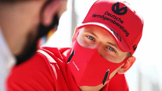 Mick Schumacher homenageia o pai: ‘Grato pelas experiências que me proporcionou’