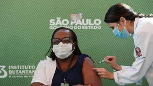 Enfermeira, primeira a ser vacinada, agora vive novo capítulo da pandemia