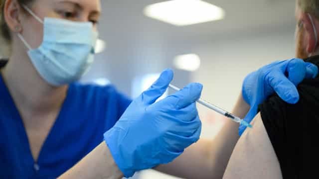 Covid-19: municípios do RJ aplicam quarta dose em imunossuprimidos