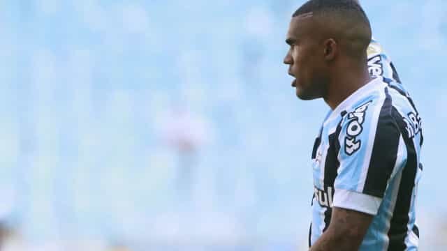 Douglas Costa pede desculpas à torcida do Grêmio em carta e diz que fica no clube