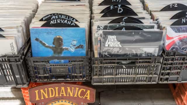 Juiz arquiva queixa de pornografia de bebê da capa do álbum ‘Nevermind’