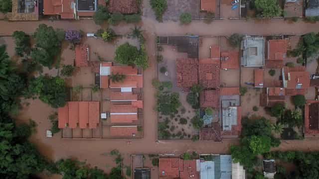 Com risco de rompimento de barragem, moradores deixam suas casas em MG