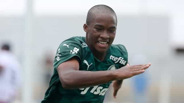 Endrick testa positivo para covid-19 e cinco voltam aos treinos no Palmeiras