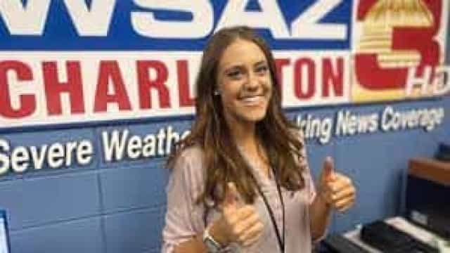 Repórter é atropelada por carro ao vivo, se levanta e termina reportagem