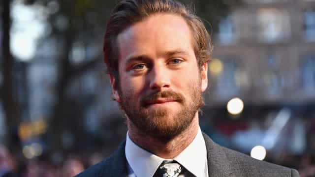 Armie Hammer, acusado de canibalismo, volta aos cinemas em ‘Morte no Nilo’