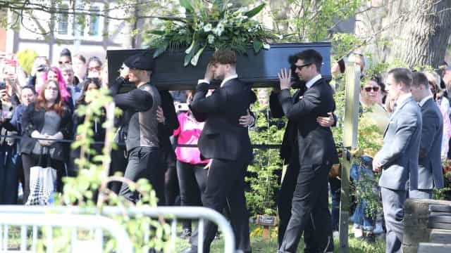 Colegas da banda The Wanted carregam caixão no funeral de Tom Parker