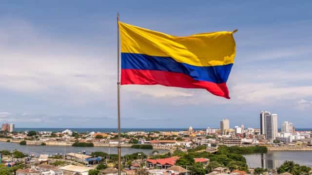 Colombianos vão às urnas em eleição presidencial divisiva
