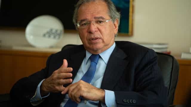 Único reajuste possível a funcionalismo é linear e de até 5%, diz Guedes