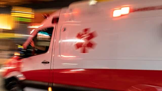 Viga de ferro cai de prédio sobre carro e deixa médica ferida na zona sul