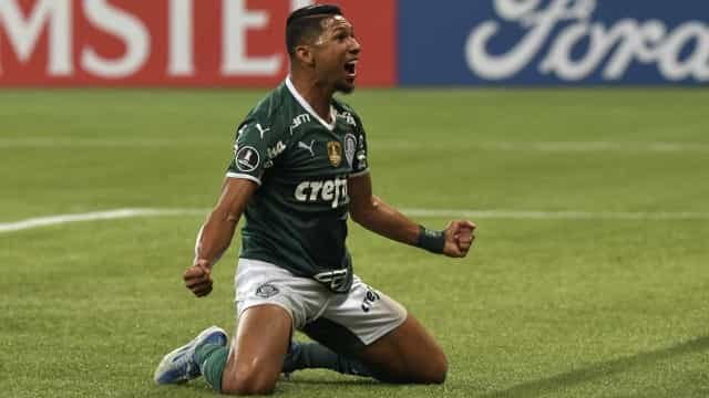 Gustavo Scarpa festeja os três gols e a grande fase do Palmeiras: ‘Histórica’