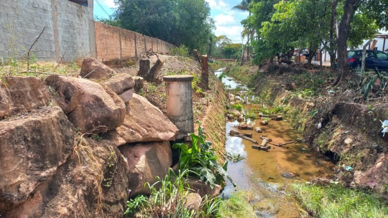 Vereador Zilmar acompanha os trabalhos de limpeza das margens do córrego central