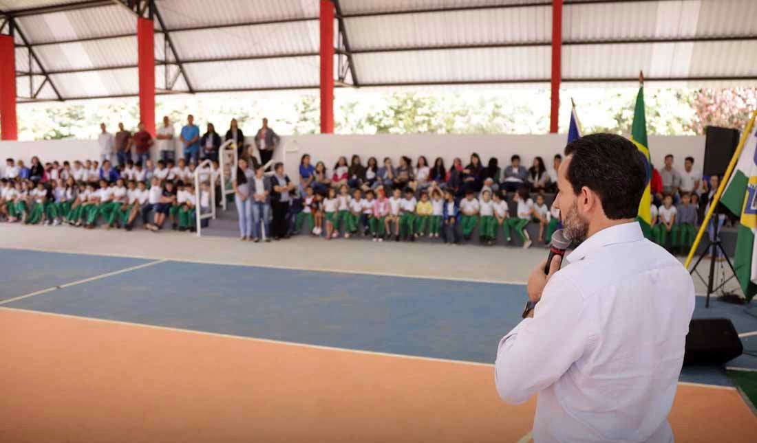 Prefeito inaugura quadra esportiva em comunidade de Nova Mutum onde foi investido R$ 1,2 milhão