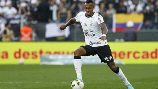 Corintiano Raul Gustavo admite que vai secar rivais: ‘Para ficar nas cabeças’