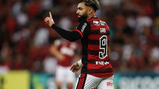 Gabigol perde pênalti, mas Flamengo bate América-MG e alivia a pressão