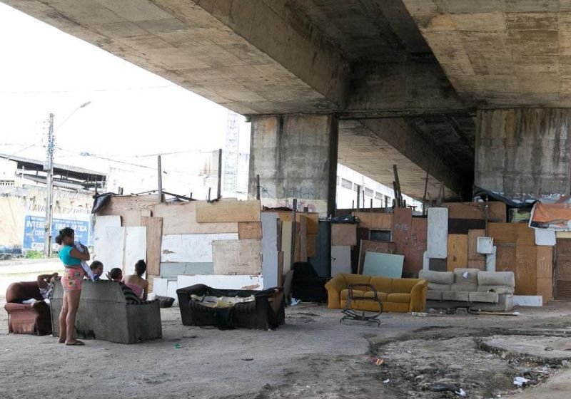 Voluntários ajudam 200 pessoas que vivem embaixo de viaduto: “a fome dói”