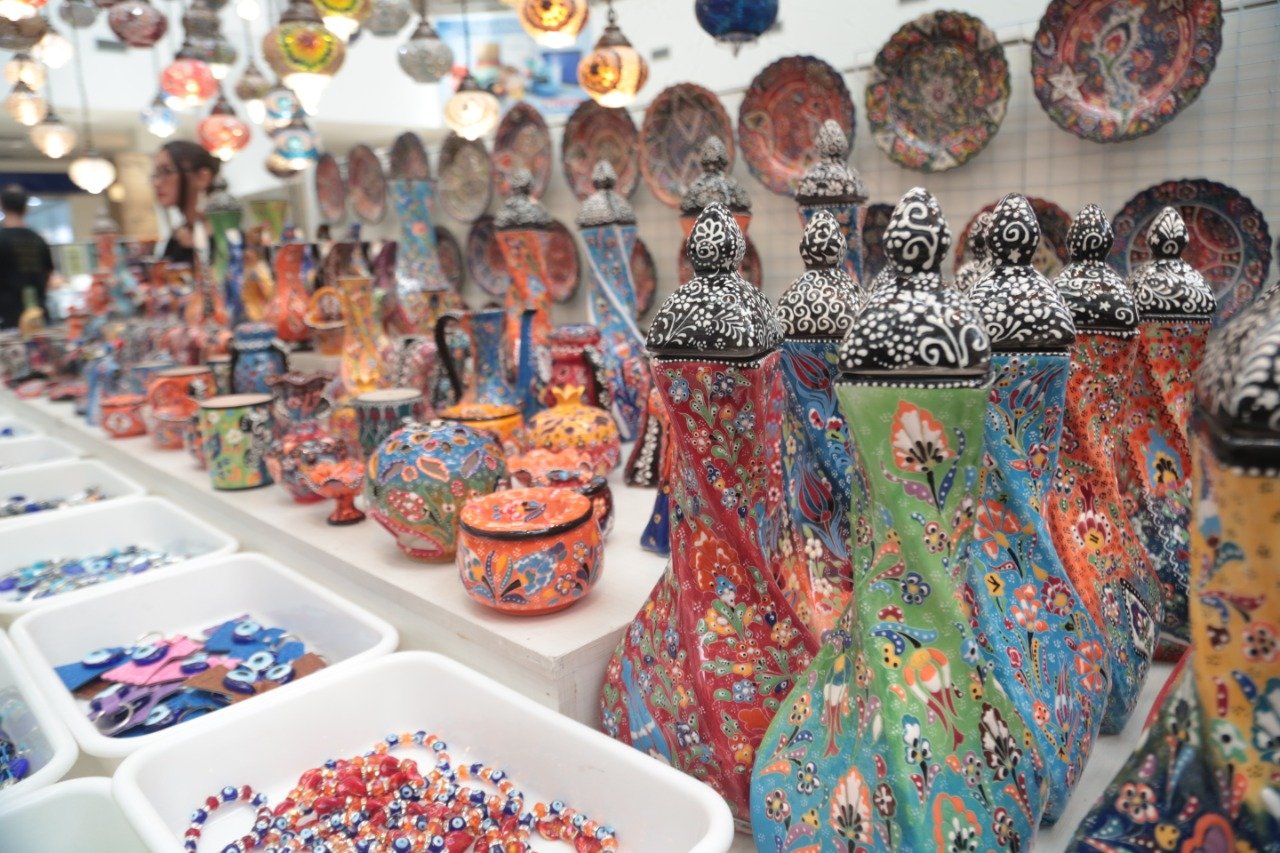 Feira de artesanato no Shopping Sinop apresenta peças culturais de 10 países