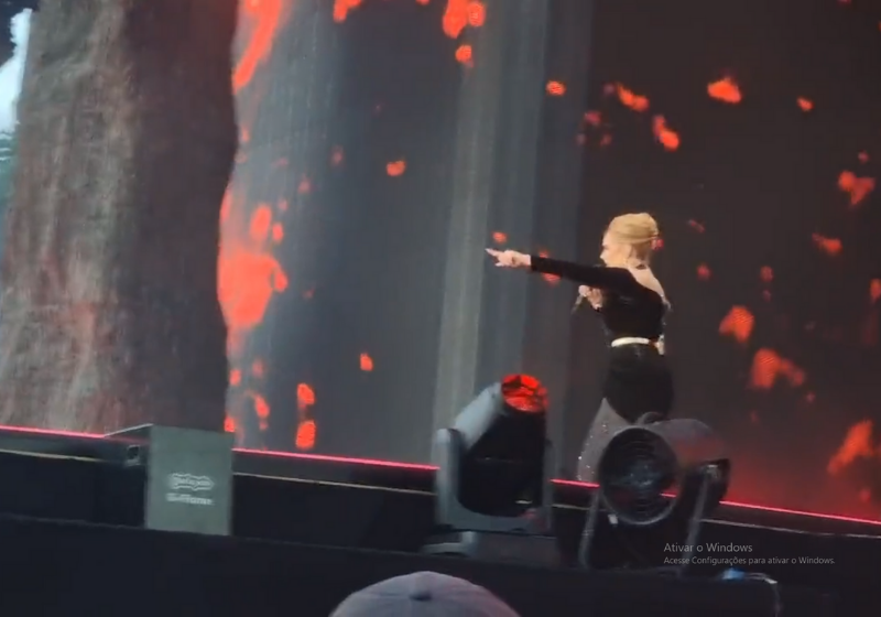 Adele interrompe show e ajuda fã que passava mal na multidão. VÍDEO