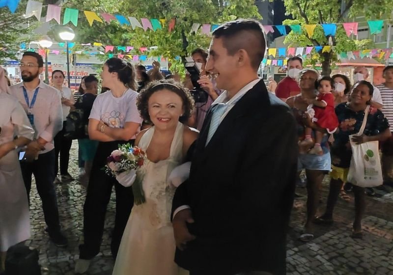 Artesãos que viviam nas ruas se casam em praça no centro de Fortaleza