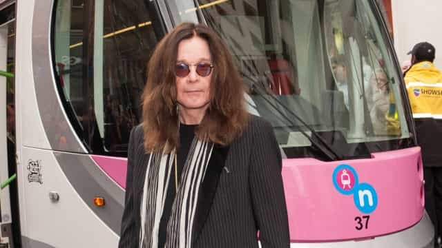 Ozzy Osbourne anda com bengala após cirurgia nas costas