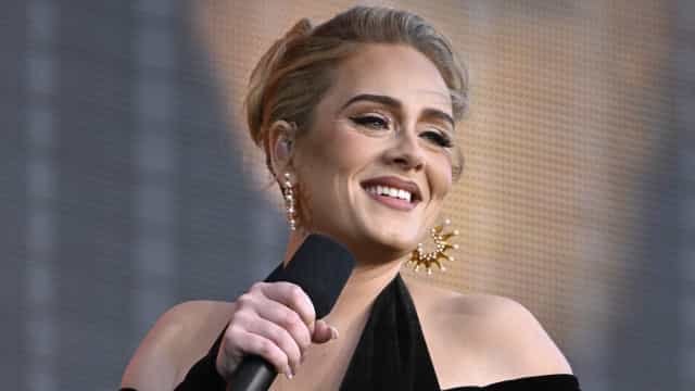 Adele fala ‘fora Bolsonaro’ em show em Londres e fãs reagem
