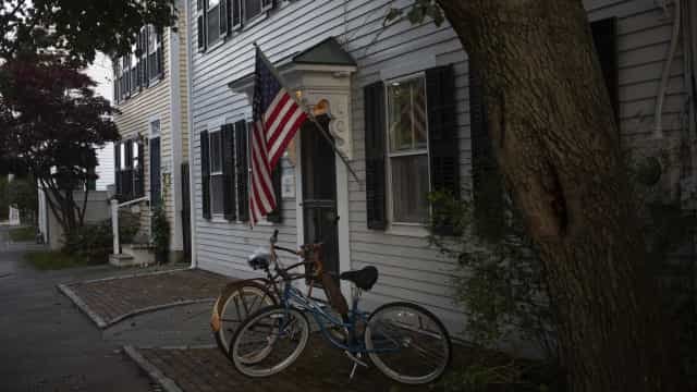 Mãe estrangula os três filhos antes de se suicidar nos EUA