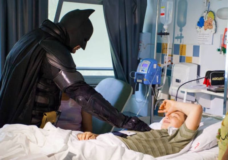 Batman brasileiro motiva internados com câncer: “não desistam do tratamento”