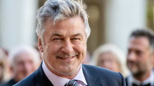 Alec Baldwin diz que não apertou gatilho de arma que matou diretora no set de ‘Rust’