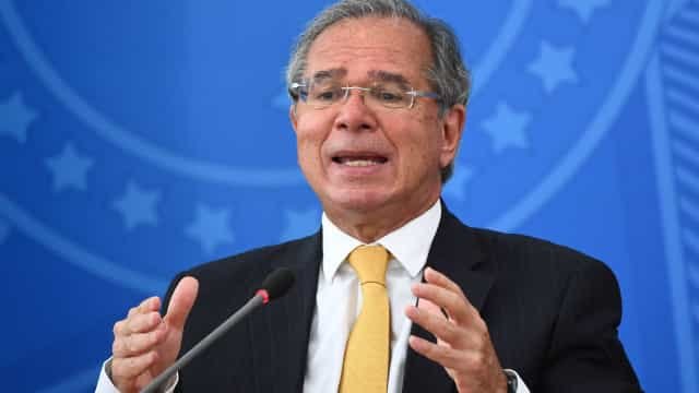 Guedes critica a França e usa palavrão para se referir ao país